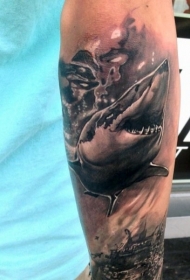 手臂黑白写实鲨鱼纹身图案