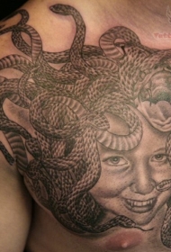 胸部奇怪的美杜莎肖像纹身图案