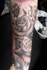 好看的黑白玫瑰手臂纹身图案