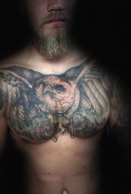 胸部巨型的猫头鹰逼真传统彩色纹身图案