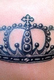 肩部的黑色皇冠纹身图案