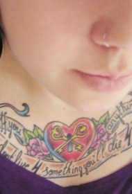 胸部心形钥匙花朵字母纹身图案