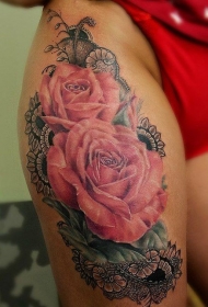 黑色蕾丝和粉红色的玫瑰大腿纹身图案