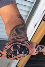 手部惊人的黑色邪恶锤头鲨纹身图案