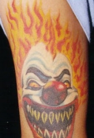 火焰头发和牙齿锋利的小丑纹身图案