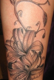 简约的百合花和藤蔓黑灰纹身图案