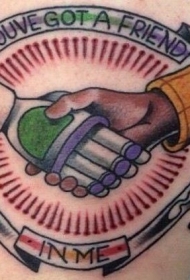 彩色卡通英雄握手与字母纹身图案