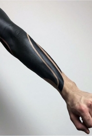 简单的大面积黑色手臂纹身图案