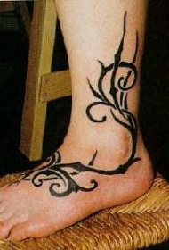 黑色部落藤蔓脚踝和脚背纹身图案