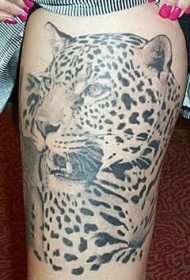 大腿黑白写实的豹子纹身图案