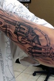 小臂黑灰风格有趣的骨架手与手枪纹身图案