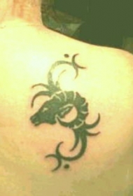 背部摩羯座部落符号黑色纹身图案