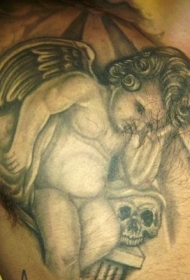 悲伤的天使与骷髅纹身图案
