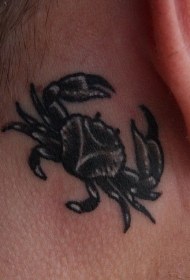 耳后的黑色螃蟹纹身图案