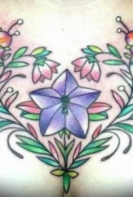 花卉藤蔓和蜂鸟胸部纹身图案