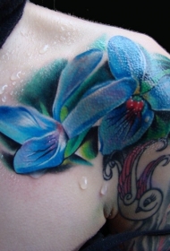蓝色的花朵肩部纹身图案