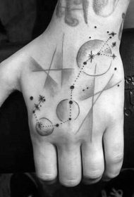 手背黑灰星座符号与行星纹身图案