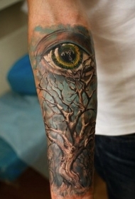 手臂奇妙的彩色树与眼睛和蓝色背景纹身图案