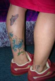 腿部蓝色花朵和蝴蝶纹身图案