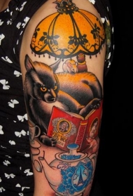可爱有趣的猫和书台灯纹身图案