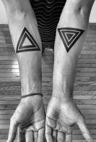 手臂黑白三角形几何风格纹身图案