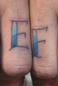 手指个性蓝色字母纹身图案
