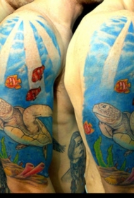 大臂蓝色大海与乌龟小鱼纹身图案