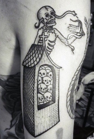 大臂有趣的黑白骷髅与蛇房子纹身图案