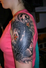 女生大臂黑色的锦鲤鱼纹身图案