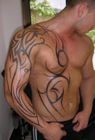 胸部和手臂简单的黑色部落图腾纹身图案