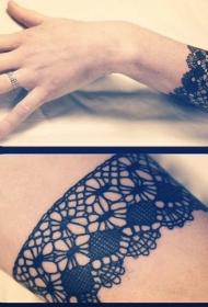 优雅的黑色线条蕾丝手腕纹身图案