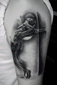 手臂惊人的黑灰男子与箭纹身图案