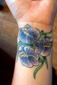 手腕蓝色的花朵纹身图案
