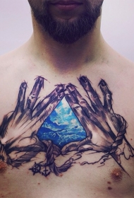 胸部壮观的蓝色宝石和手纹身图案