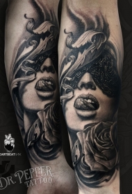 小臂黑白女性面具和玫瑰纹身图案