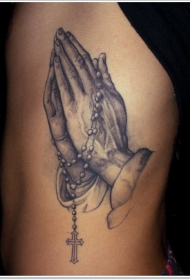 侧肋黑灰祈祷之手纹身图案