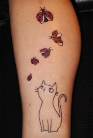 简约的小猫看着瓢虫纹身图案
