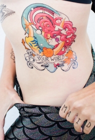 腰部漂亮的卡通美人鱼艾莉尔和比目鱼纹身图案