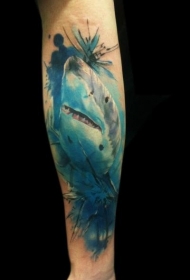 小臂写实风格的彩色大鲨鱼纹身图案