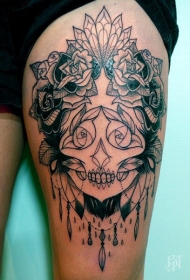 大腿黑色线条墨西哥人像与花卉纹身图案