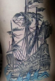 精致的黑色海盗船纹身图案