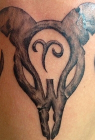 大臂公牛骷髅与符号纹身图案