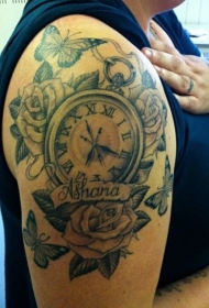 大臂黑色时钟玫瑰字母和蝴蝶纹身图案