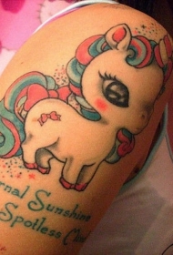 大臂可爱的卡通小马与火花和字母纹身图案