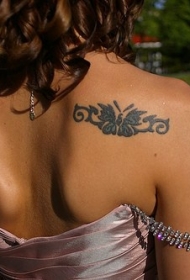 少女背部黑色蝴蝶藤蔓纹身图案