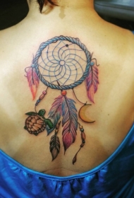 背部甜美的彩色捕梦网和乌龟纹身图案