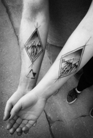 情侣手臂黑色几何山脉纹身图案