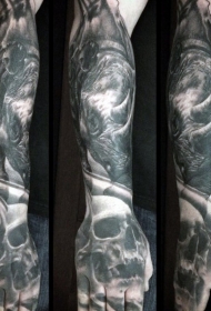 手臂奇怪的黑色骷髅与犀牛结合纹身图案