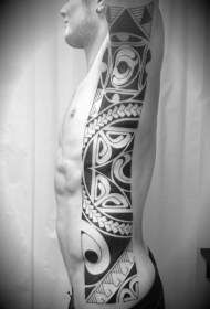 侧肋个性黑白部落图腾纹身图案