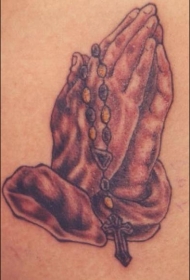 经典的祷告之手与十字架纹身图案